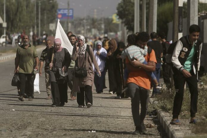 Israel enfrenta presión de aliados; miles de palestinos huyen de Gaza