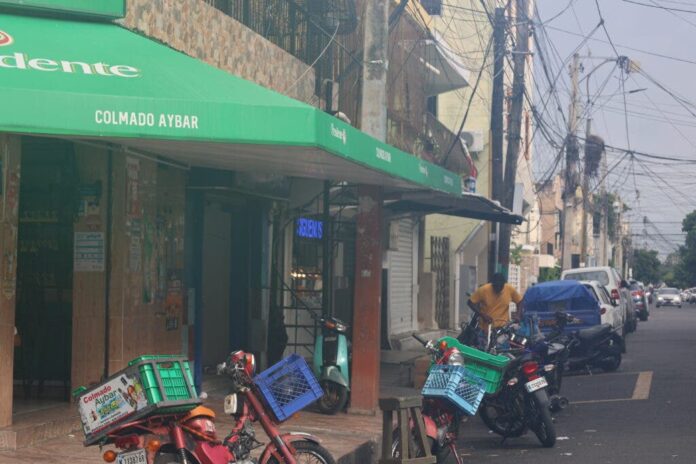 Caminar por las aceras del Ensanche La Fe, una odisea que enfrentan decenas de personas diariamente