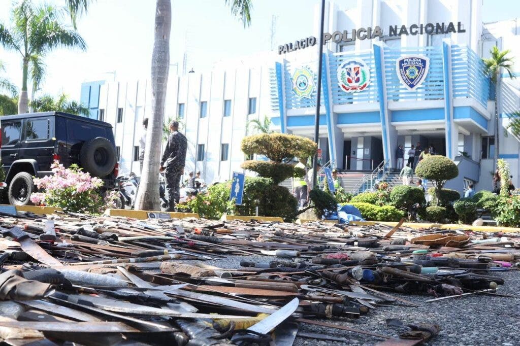 1699906029 184 FOTOS Policia incauta 30000 armas blancas