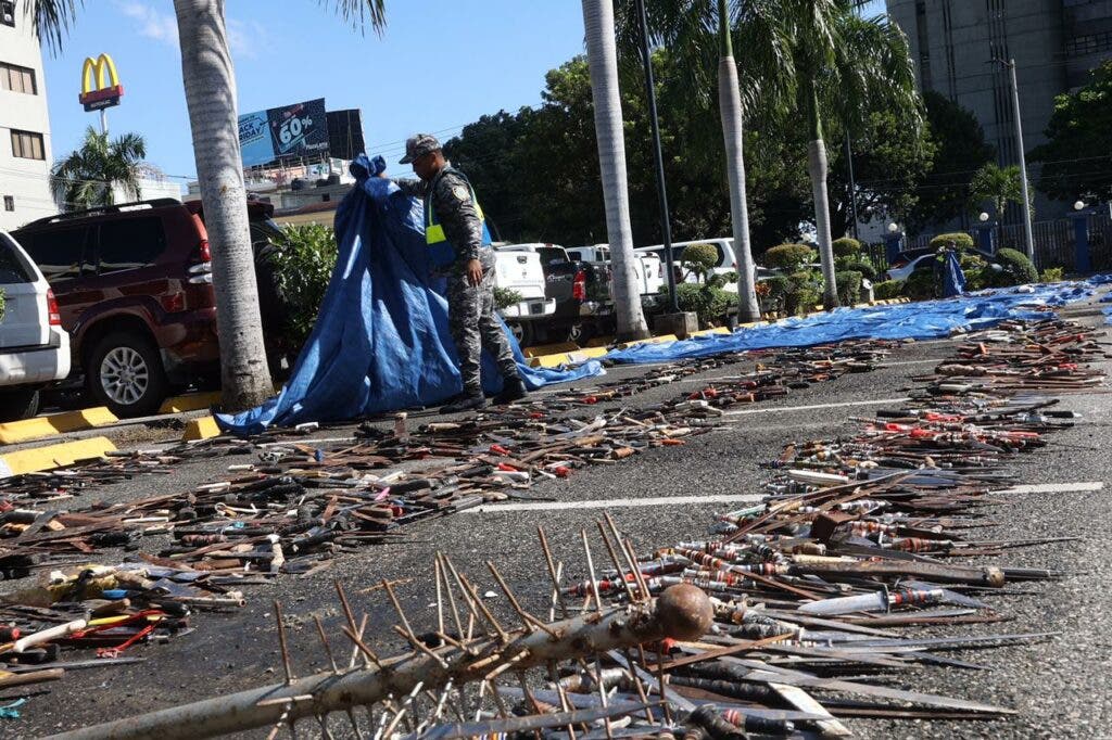 1699906029 741 FOTOS Policia incauta 30000 armas blancas