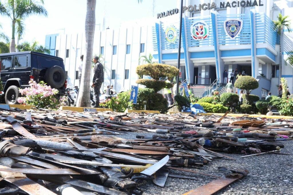 1699906030 186 FOTOS Policia incauta 30000 armas blancas