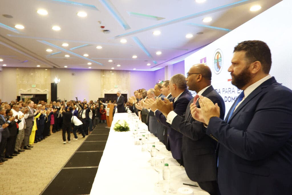 1699911555 583 ¿Por que Leonel Fernandez y Danilo Medina no asistieron a