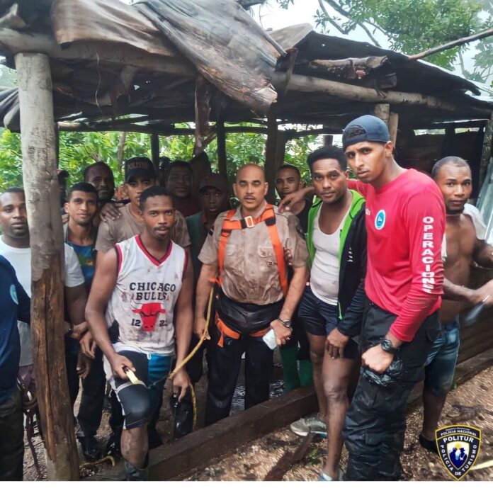 Rescatan sanos y salvos a los que se extraviaron buscando a los españoles en Bahoruco