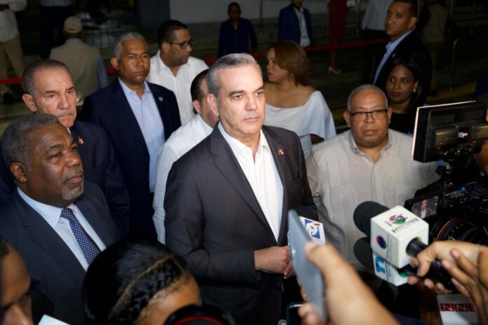 Abinader: ”Nadie en su sano juicio puede pensar que se va a privatizar la Maternidad de Los Mina”