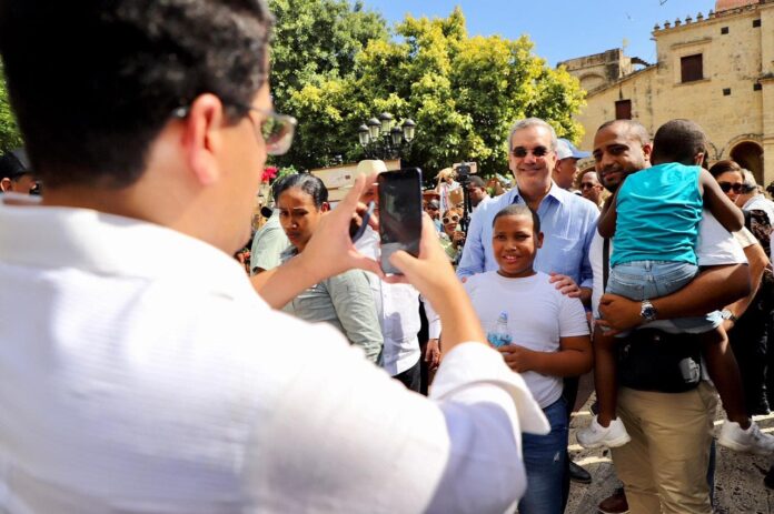 Abinader supervisa trabajos de remozamiento de la Zona Colonial