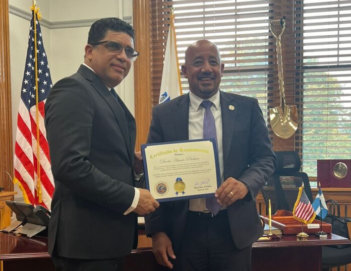 Dío Astacio y alcalde de Lawrence unen lazos de cooperación; donan camión de bombero para SDE