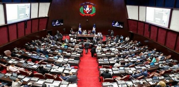 Diputados aprueban ley para modificar contratos suscritos antes del 2006