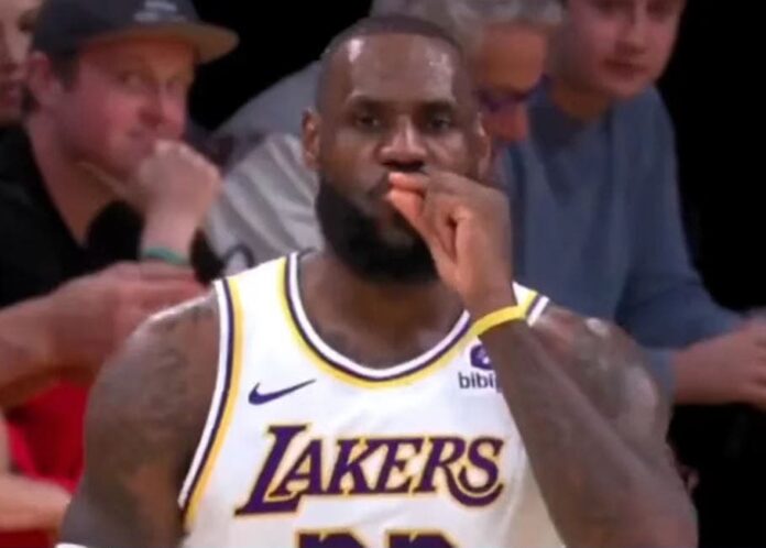 El peculiar gesto de LeBron James en el triunfo de los Lakers que generó polémica en la NBA
