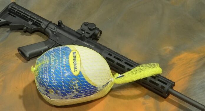 Empresa ofrece fusil y pavo al comprar un techo de casa en Florida