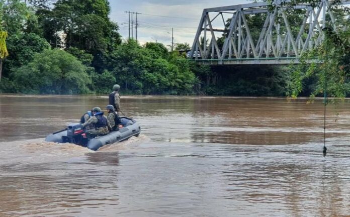 Encuentran dos cuerpos colgados en un puente de Ecuador