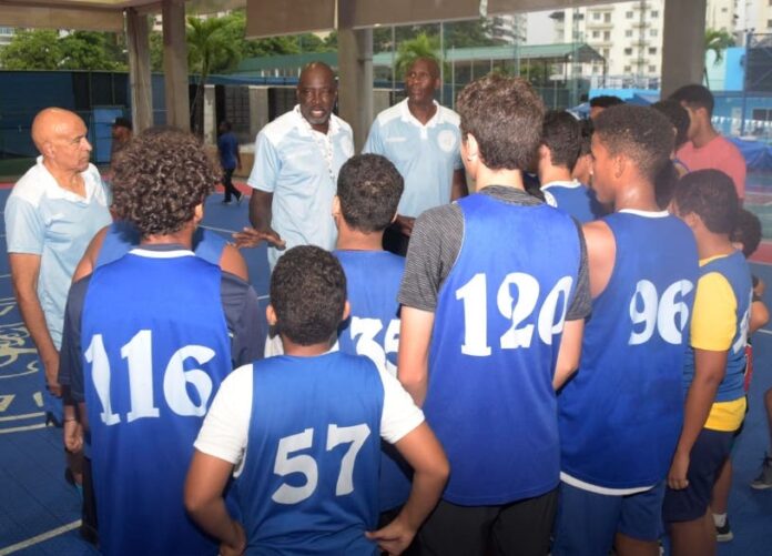 Grillo Vargas y Horford piden jóvenes estudiar; llevan clínica a Naco