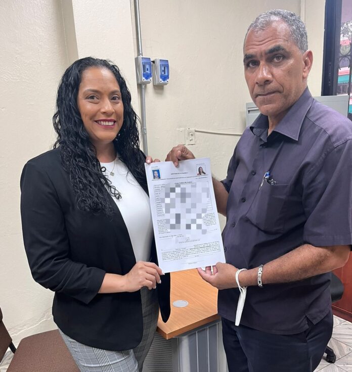 Isha Cabrera oficializa candidatura a diputada por Ultramar ante la JCE