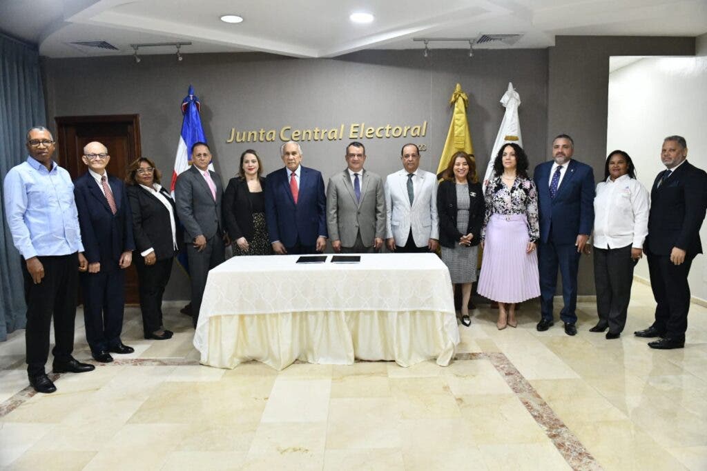 JCE y CONAPE firman acuerdo para facilitar el voto a