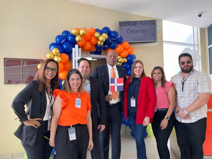 Jet Blue inicia vuelo directo desde Orlando a Santiago