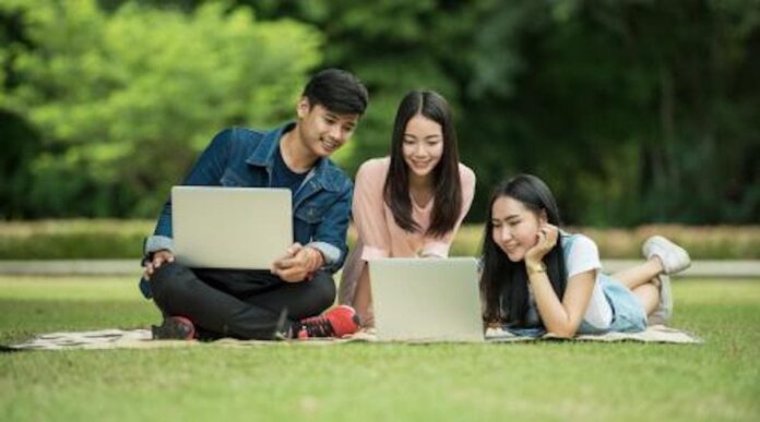 Jóvenes chinas juegan al “embarazo virtual” mientras desciende tasa de natalidad
