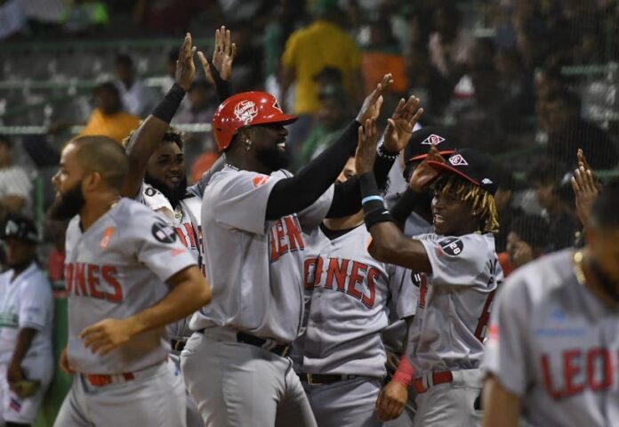 Leones vencen EO y provocan un triple empate en 3er lugar