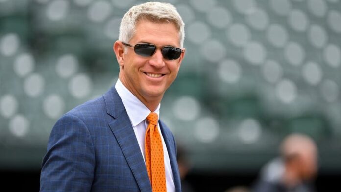 Mike Elias, electo como Ejecutivo del Año en GL