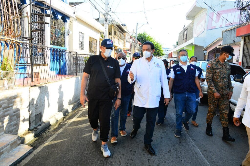 El ministro de Salud, doctor Daniel Rivera, encabezó hoy una jornada contra el dengue en el sector El Ejido, Santiago