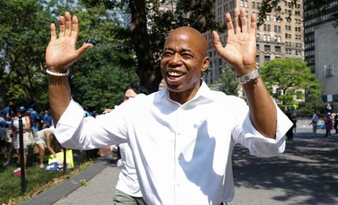 Mujer demanda alcalde NYC 10,950 días después por presunto abuso sexual; pide US$5 millones