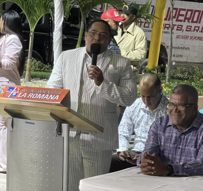 Pese a estar suspendido, Tony Adames participa en actividades oficiales del ayuntamiento