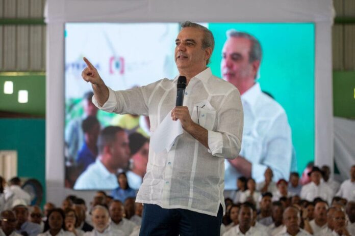 Presidente Abinader entrega 1188 títulos de propiedad en Elías Piña y Dajabón