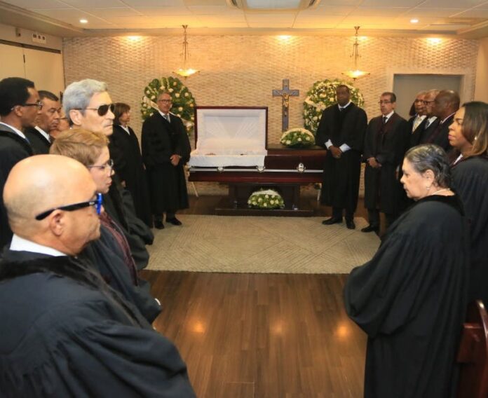 Se va con grandes elogios de entrega y lucha por el país