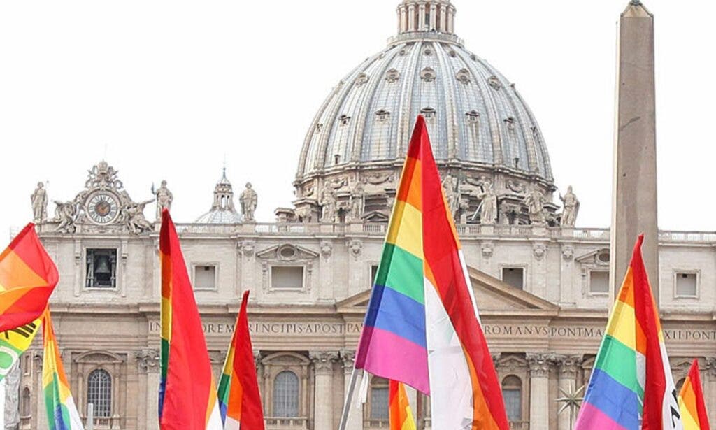Vaticano admite padrinos de bautismo transexuales con condiciones