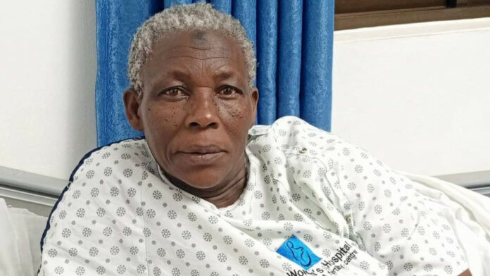 Deseaba tener hijos porque se burlaban de ella: Mujer de 70 años da a luz a gemelos