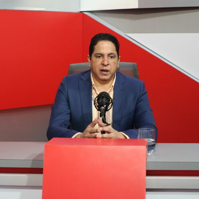 Mujeres tienen mayor vulnerabilidad al VIH que hombres, según Héctor Balcácer