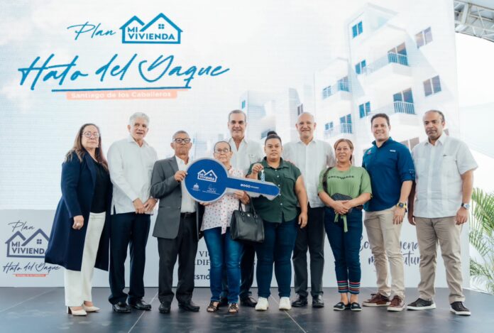 Abinader y Carlos Bonilla entregan más de 400 nuevos apartamentos en Santiago