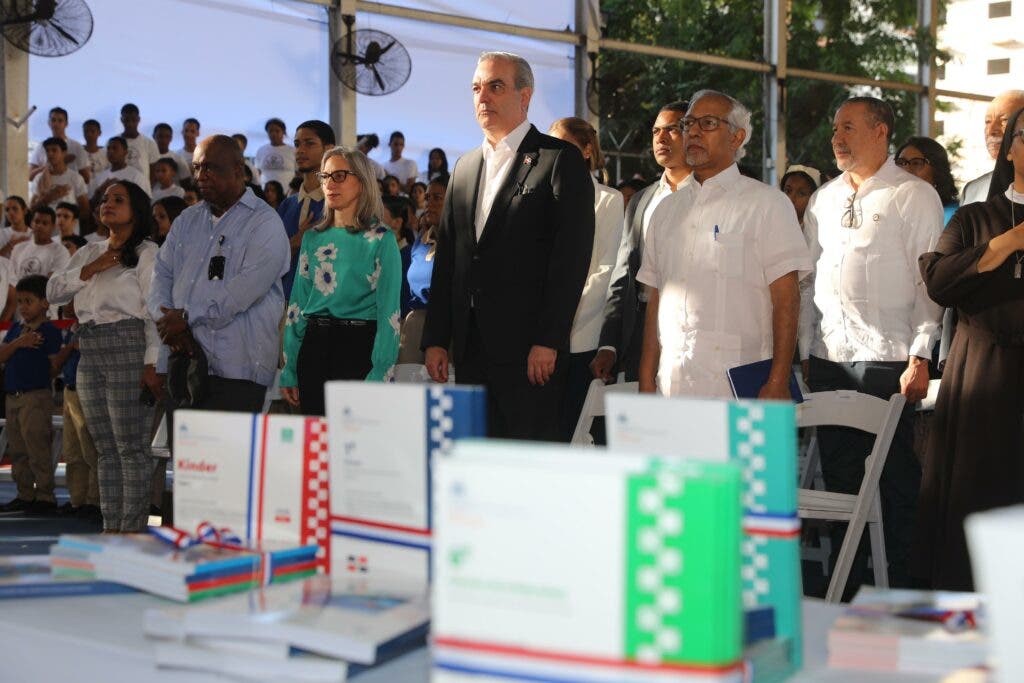 1701707710 190 Gobierno entrega ultimo libro de texto critica anterior gestion