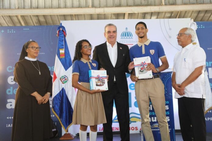Gobierno entrega último libro de texto; crítica anterior gestión