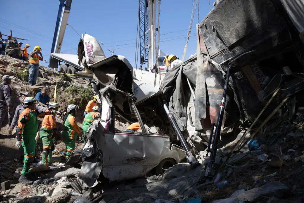 HAINA (REPÚBLICA DOMINICANA), 29/11/2023.- Personal de emergencia trabaja en el rescate de víctimas de un accidente entre un camión de carga y un autobús, que dejó al menos 9 muertos y más de una docena de heridos, hoy en Quita Sueño, Haina (República Dominicana). Al lugar del accidente llegaron diversos organismos de rescate, entre ellos 23 ambulancias, 13 unidades de bomberos, Policía Nacional y unidades de la Dirección General de Seguridad de Tránsito y Transporte Terrestre (Digesett). EFE/Orlando Barría