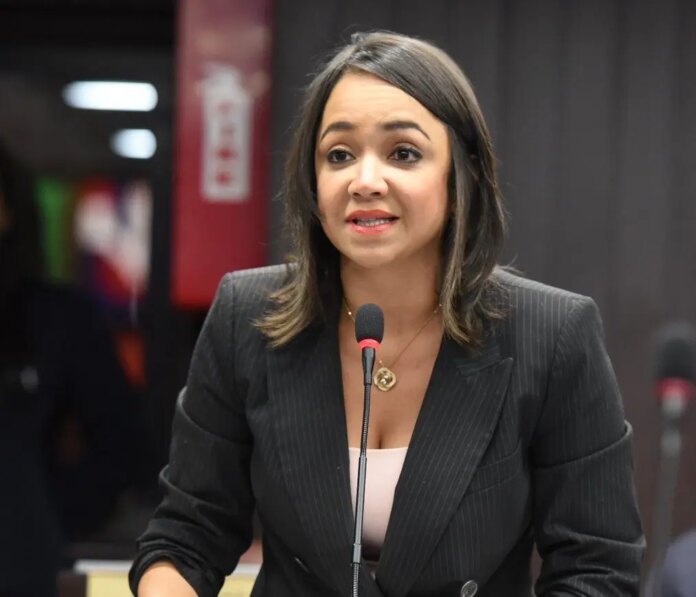 Redes se encienden tras confirmación de que Faride no va