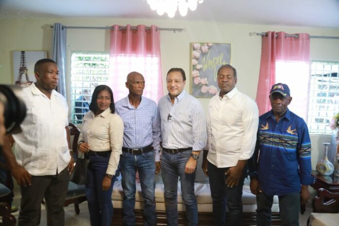 Abel inicia visitas en Monte Plata; sugiere construir importantes carreteras