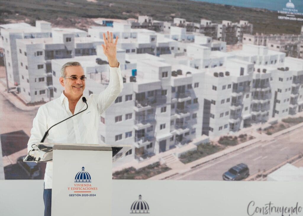 Abinader y Carlos Bonilla entregan mas de 400 nuevos apartamentos