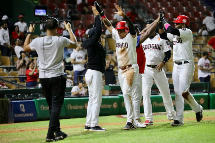 Alexander conduce blanqueada roja sobre Gigantes