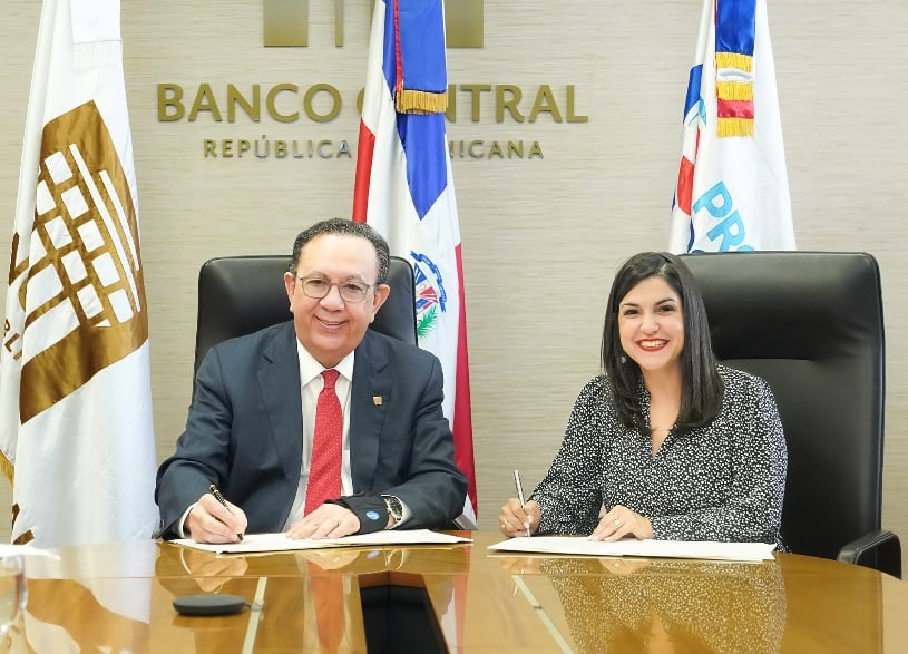 El gobernador del Banco Central, Héctor Valdez Albizu, y la directora de Prodominicana, Biviana Riveiro.
