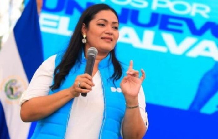 Bukele nombra secretaria como presidenta interina