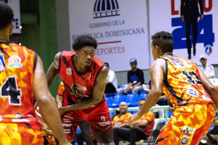 Centro y Savica a semis basket Higüey
