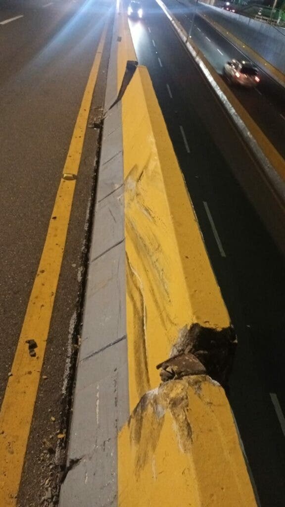 Conductor se estrella contra paso a desnivel de av 27