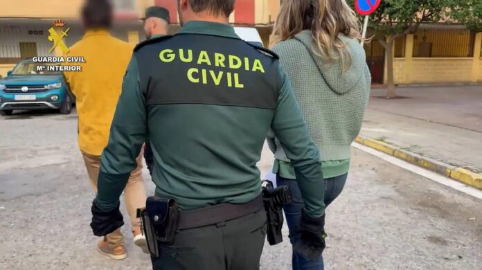 Detienen a una pareja que iba a matar a su hijo de cinco años al creer que “estaba poseído”