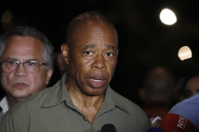 El alcalde de Nueva York restringe la llegada de nuevos autobuses con migrantes