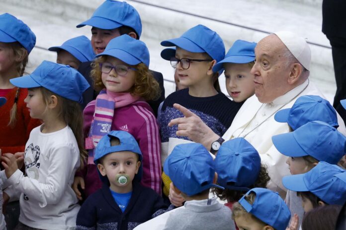 El papa asegura que está mejor, pero que aún se cansa hablando mucho