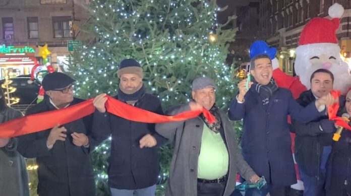 Encienden por primera vez árbol Navidad en Alto Manhattan