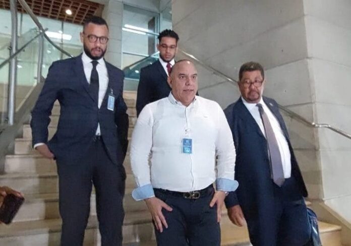 Envían a juicio de fondo a Micky López y a sus dos hijos, acusados de lavado de activos