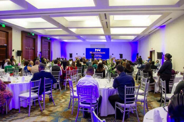 Escuela de Formación Financiera Momentum presenta plan de cómo vivir un 2024 sin deudas