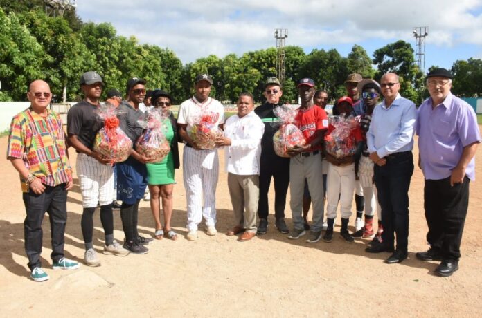 Fundación César Presbott dona canastas a atletas