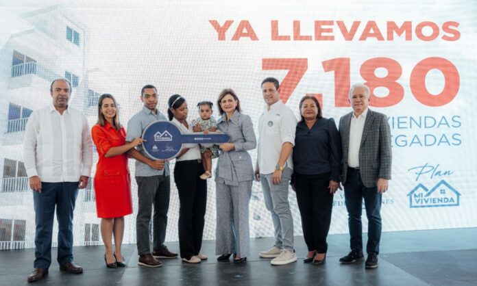 Gobierno entrega apartamentos, estadio de béisbol, títulos de propiedad y bonos en SDE