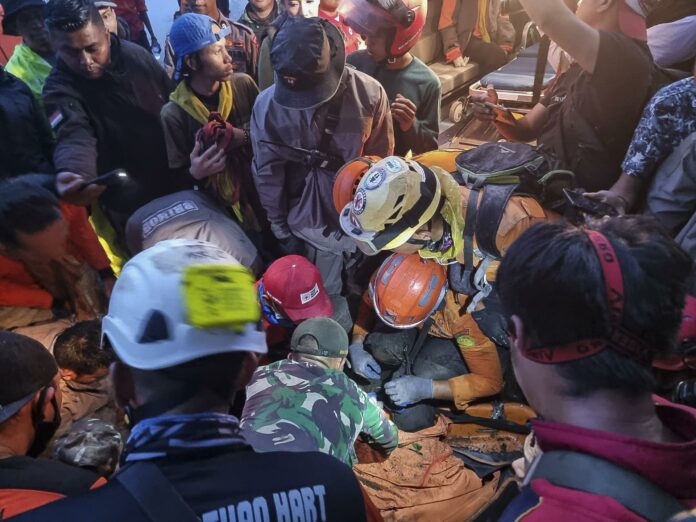 Hallán cadáver de último alpinista desaparecido; sube a 23 los muertos en el volcán Marapi